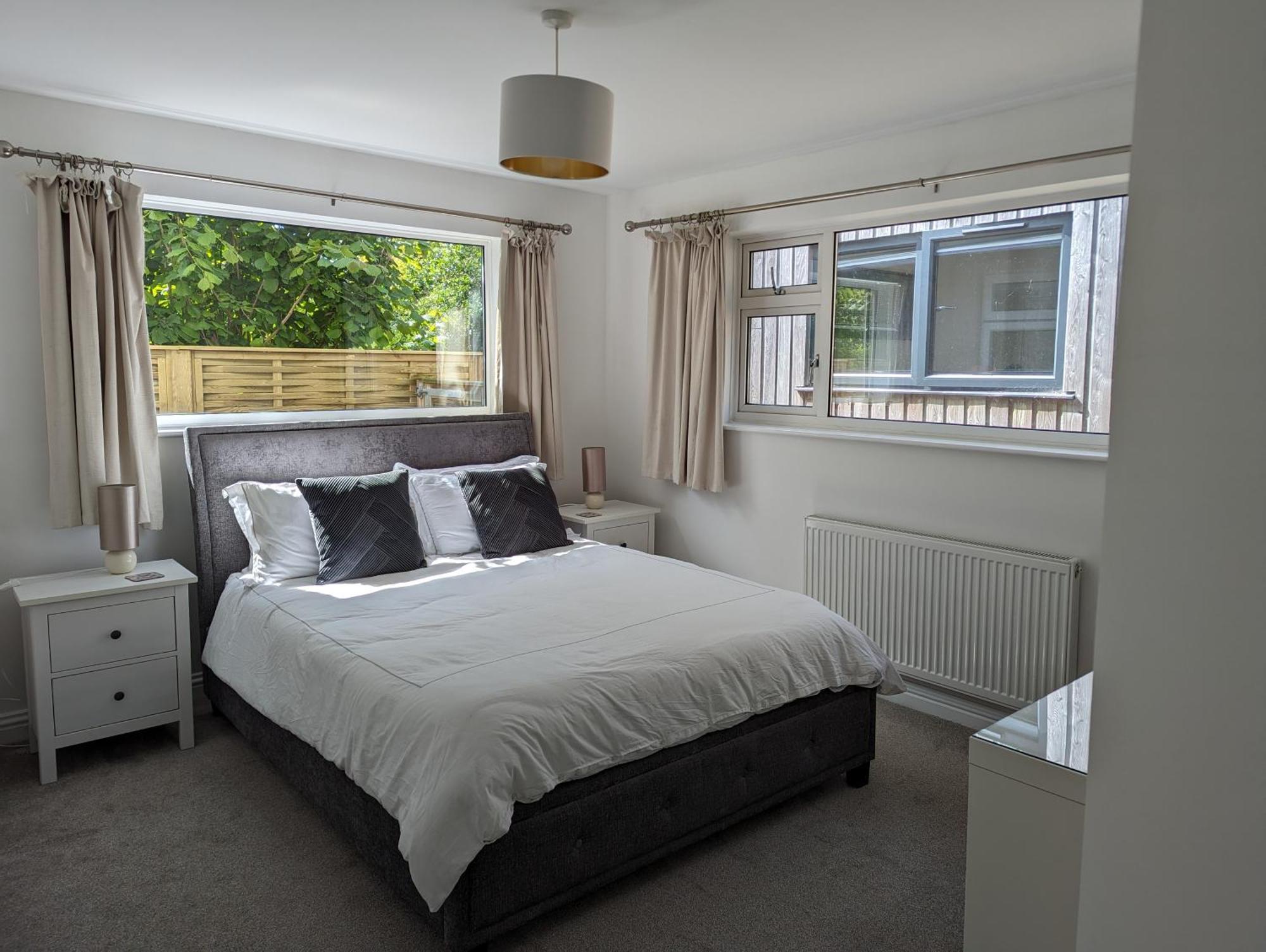 Peaceful Glastonbury Bungalow - Ideally Located Exterior photo
