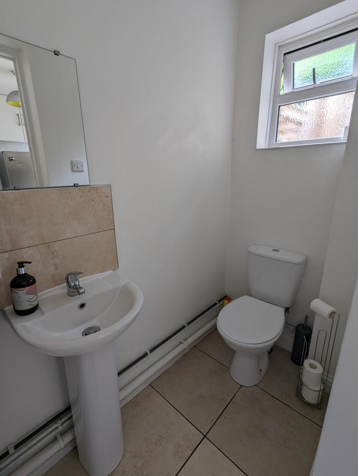 Peaceful Glastonbury Bungalow - Ideally Located Exterior photo