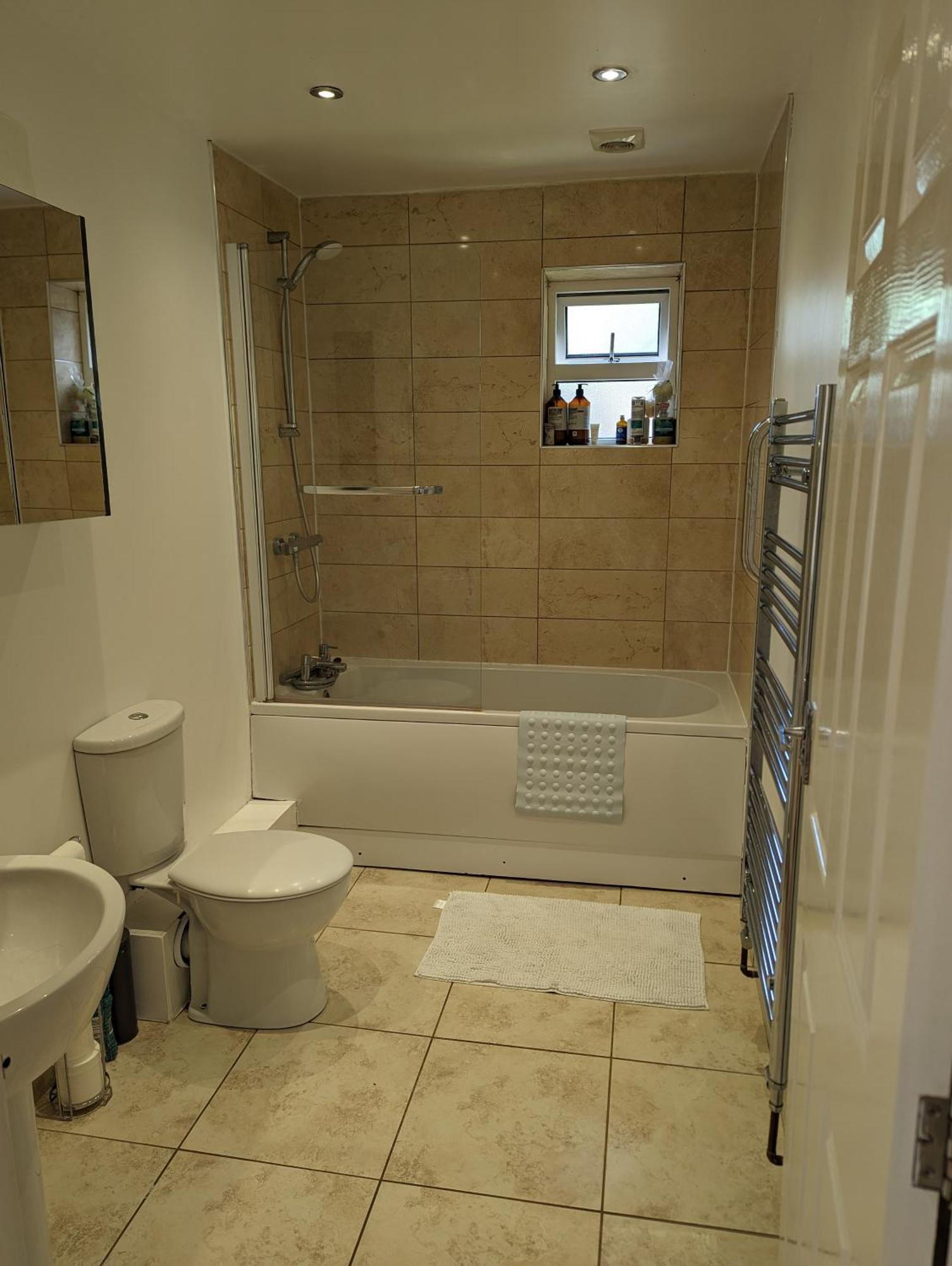 Peaceful Glastonbury Bungalow - Ideally Located Exterior photo